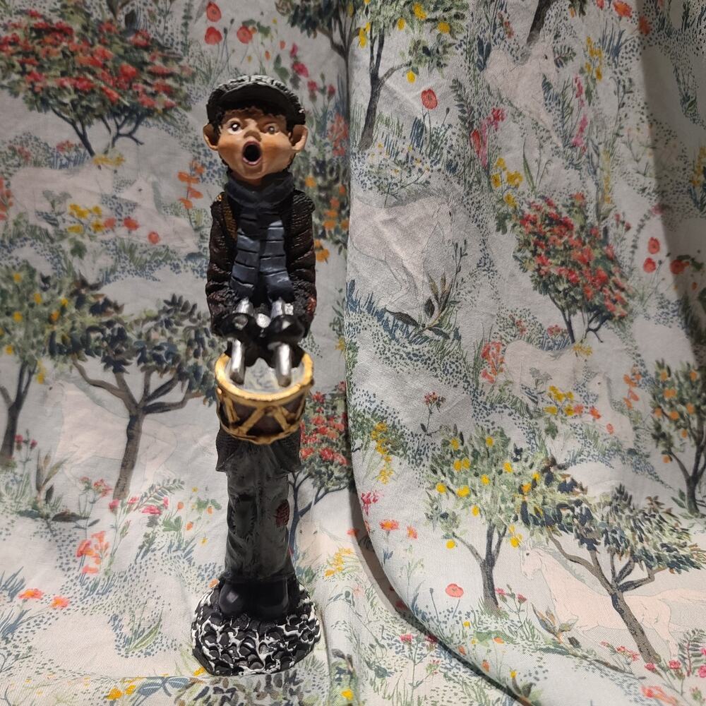Windsor Collection Christmas Caroler Collectible Pencil Dickens Figurine